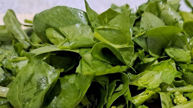 Фото шага рецепта Быстрый завтрак из лаваша и яиц, со шпинатом и куриным мясом 189376 шаг 5