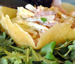 Фотография рецепта Итальянский салат с копченой курицей в сырной корзинке