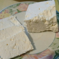 Печеный красный перец с розовыми помидорами и луком по-болгарски