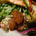 Фотография рецепта Пита с пряными мясными шариками, рукколой, майонезом с хариссой и дольками картофеля автор Ольга Худина