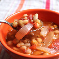 Томатный суп с фасолью, свининой и сосисками