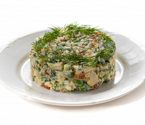 Фотография рецепта Классический оливье с курицей и свежими огурцами