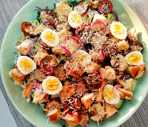 Фотография рецепта Салат с курицей и перепелиными яйцами в соусе