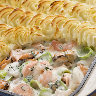 Рыбный пирог с креветками и картофельном пюре