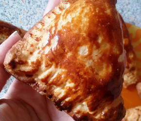 Фотография рецепта Слоеные пирожки с картофелем и курицей