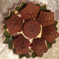 Шоколадные маффины с маленькими кусочками шоколада