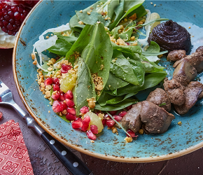 Фотография рецепта Салат с куриной печенью и виноградом конфи