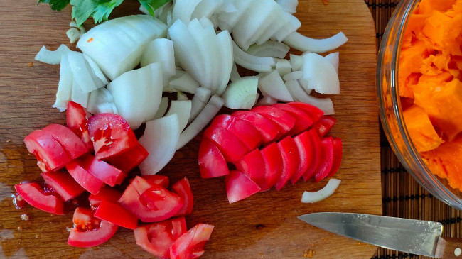 Фото шага рецепта Тыква, запеченная половинками, с курицей и овощами 174549 шаг 8