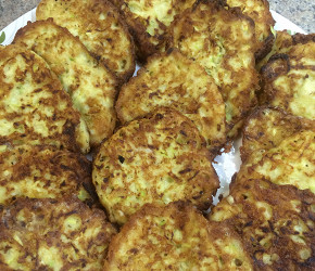 Фотография рецепта Оладьи из кабачков с тертым сыром и чесноком