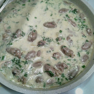 Куриные сердечки в сырном соусе