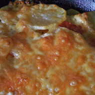 Картофель, запеченный с куриным филе и помидорами под сыром