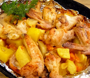 Фотография рецепта Куриные крылья с овощами в духовке