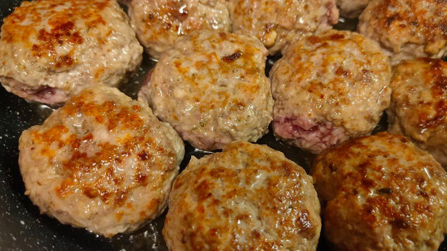 Фото шага рецепта Тефтели из говяжье-куриного фарша тушеные с помидорами и чесноком в сметанном соусе 187260 шаг 5