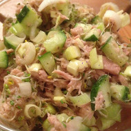 Салат из тунца, лука-порея и ростков люцерны