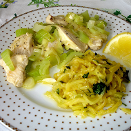 Жареная курица со спагетти из цукини