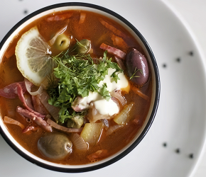 Фотография рецепта Мясная солянка с каперсами и солеными огурцами
