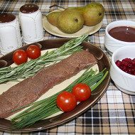 Спинка косули с маринованной грушей