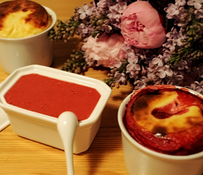 Фотография рецепта Творожная запеканка с клубникой и сахаром