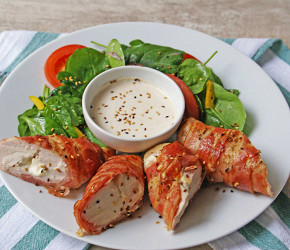 Фотография рецепта Запеченная куриная грудка в беконе с шпинатом на гарнир