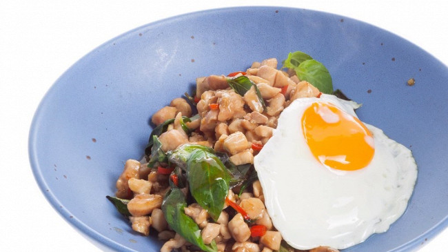 Фото шага рецепта Тайская жареная курица пад-капао 125397 шаг 10