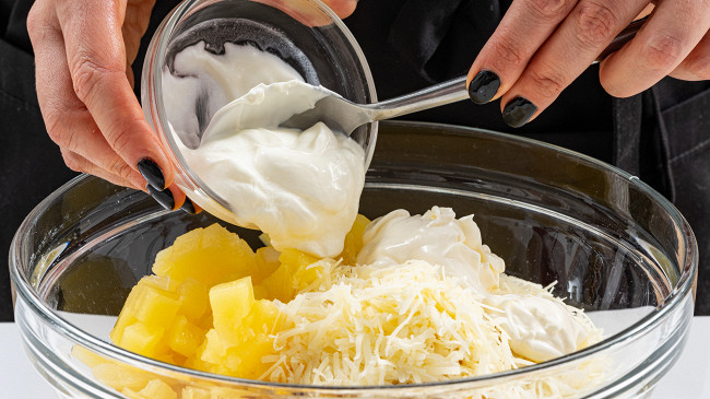 Фото шага рецепта Салат с копченой курицей и ананасами 187680 шаг 7