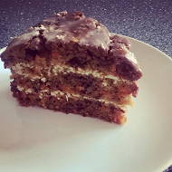 Морковный торт с грецкими орехами и корицей